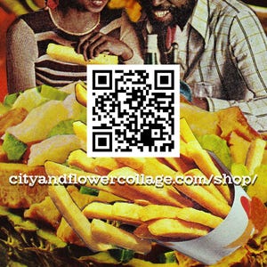 Może przedstawiać: Zbliżenie na papierową torbę wypełnioną frytkami. Torba ma kod QR z napisem "cityandflowercollage.com/shop/" i czerwono-białe logo.