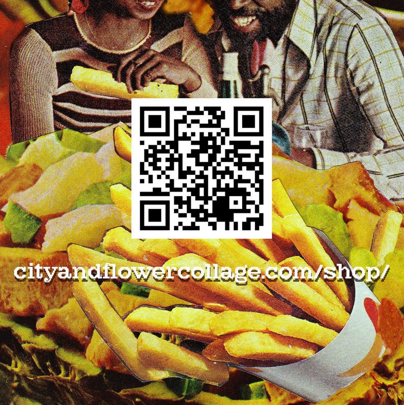 Może przedstawiać: Zbliżenie na papierową torbę wypełnioną frytkami. Torba ma kod QR z napisem "cityandflowercollage.com/shop/" i czerwono-białe logo.