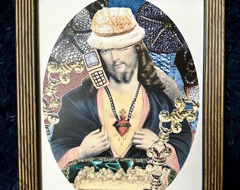 Puede incluir: Un collage enmarcado de una figura religiosa que lleva un sombrero de piel blanca y una cadena de oro con un colgante de corazón rojo. La figura sostiene un teléfono móvil vintage en su oído. El fondo es un collage de varias texturas y patrones.