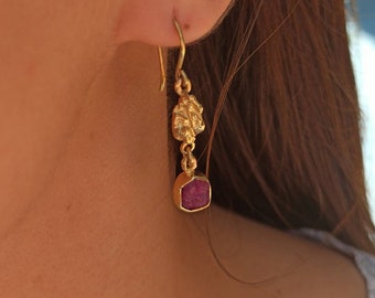 ハンドメイドのスターリングシルバー製ダングルイヤリング。カットされていないルビー付き。