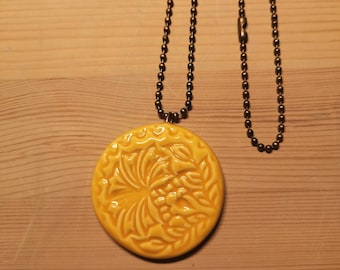Ceramic pendant necklace