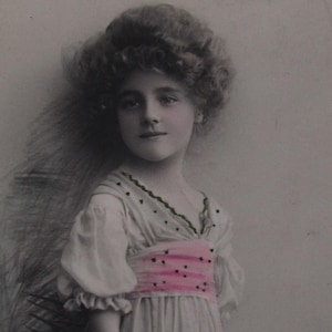 Charming vintage postcard of Grete Reinwald with some roses, old postcard, antique postcard