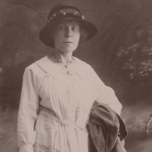 Vintage-Fotopostkarte einer Frau, vollständig gekleidet für einen Spaziergang, alte Fotopostkartenfrau