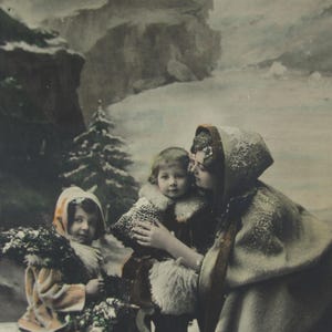 Postal navideña antigua de una madre y sus dos hijos con un trineo de 1913, postal antigua