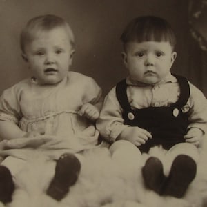 美しい古い写真のポストカード、2 人のかわいい幼児、ビンテージ写真のポストカード