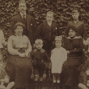 Original Vintage Fotopostkarte einer Familie, RPPC, antike Fotopostkarte, Schwarzweißfoto, altes Familienfoto