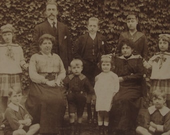 Cartolina fotografica d'epoca originale di una famiglia, RPPC, cartolina fotografica antica, foto in bianco e nero, vecchia foto di famiglia