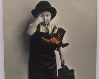 面白い男の子の古いポストカード、ヴィンテージのポストカードの男の子