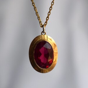 Pendentif ancien rouge vif en or jaune 10 carats serti à l'acide rubis ?