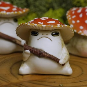 Figura de gnomo sapo seta, criatura fantástica de arcilla polimérica