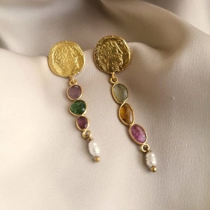 Ancient jewelry inspired earrings with three turmalines, pearls and a roman coin reproduction, bathed in gold or silver, made by hand immagine 1