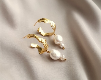 Hoop earrings free formed by hand with natural freshwater pearls bathed in 24k gold or palladium, made in Paris, France