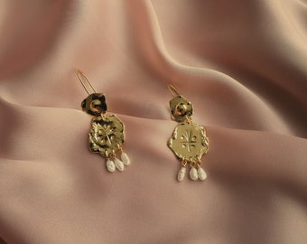 Elisabetta engraved earrings with natural pearls bathed in 24k gold or palldium, inspired by XVII century jewelry, made by hand in Paris