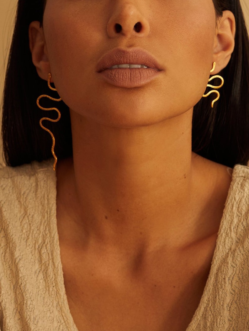 Asymmetrical duo of snake earrings in gold/silver filled for women or men imagen 1