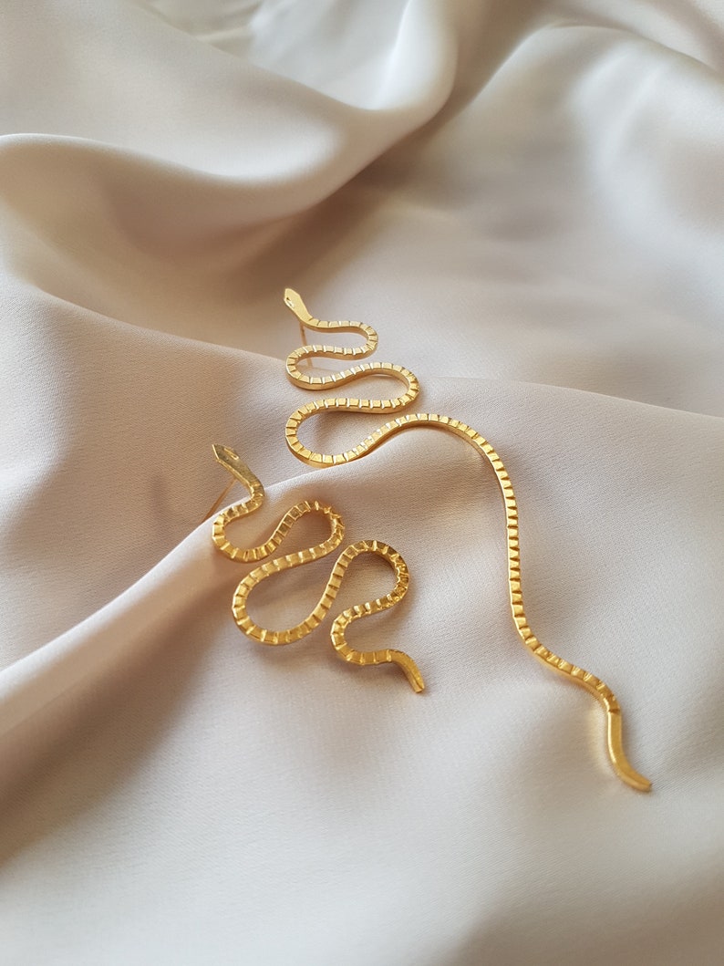 Asymmetrical duo of snake earrings in gold/silver filled for women or men imagen 2
