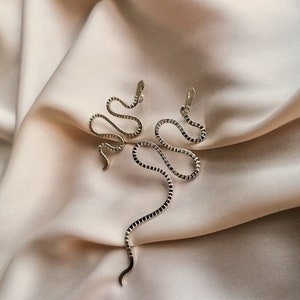 Asymmetrical duo of snake earrings in gold/silver filled for women or men imagen 4