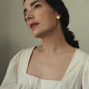 Ancient jewelry inspired earrings with three turmalines, pearls and a roman coin reproduction, bathed in gold or silver, made by hand immagine 5