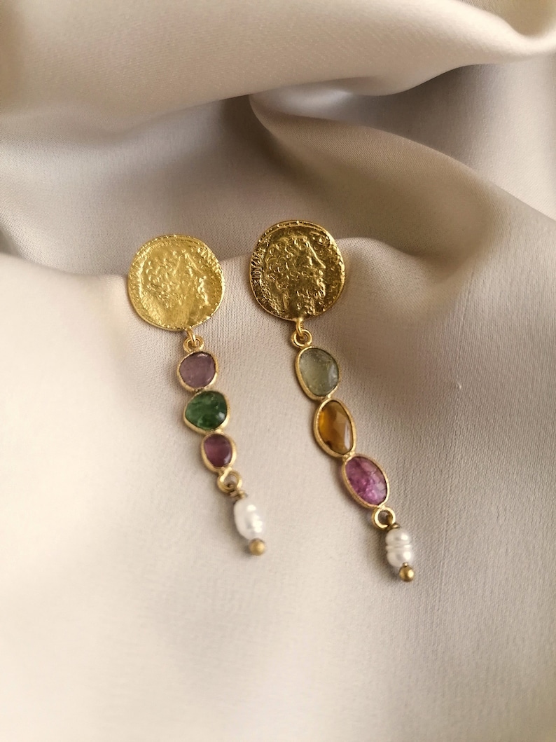Ancient jewelry inspired earrings with three turmalines, pearls and a roman coin reproduction, bathed in gold or silver, made by hand imagen 1