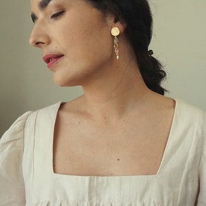 Ancient jewelry inspired earrings with three turmalines, pearls and a roman coin reproduction, bathed in gold or silver, made by hand immagine 9