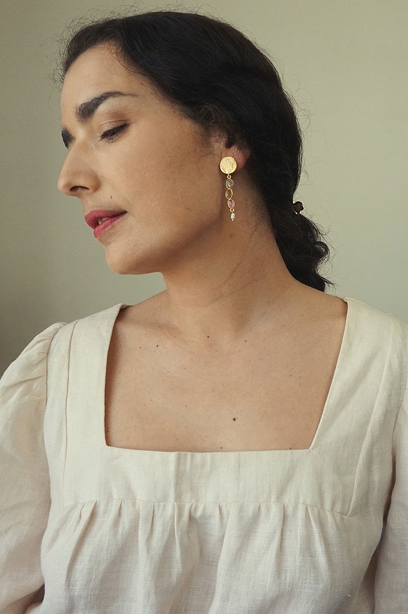 Ancient jewelry inspired earrings with three turmalines, pearls and a roman coin reproduction, bathed in gold or silver, made by hand immagine 9