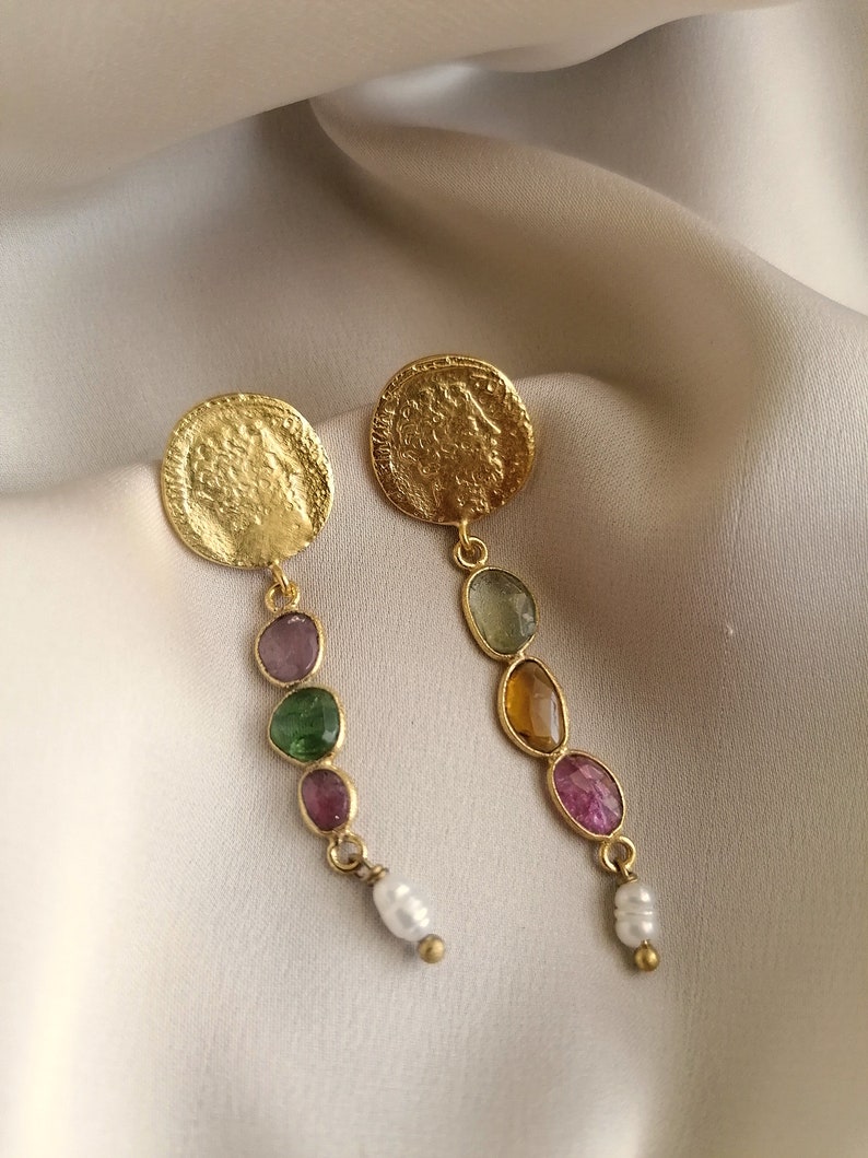 Ancient jewelry inspired earrings with three turmalines, pearls and a roman coin reproduction, bathed in gold or silver, made by hand imagen 6