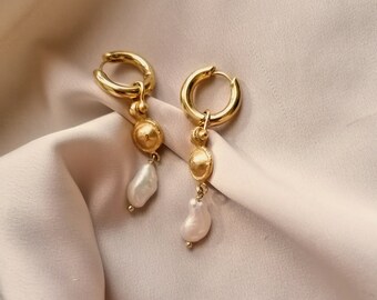Elegant mini hoops inspired by ancient roman jewelry with a removable natural pearl and bathed in 24k gold, made by hand in Paris, France