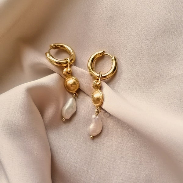 Elegant mini hoops inspired by ancient roman jewelry with a removable natural pearl and bathed in 24k gold, made by hand in Paris, France
