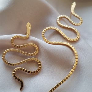 Asymmetrical duo of snake earrings in gold/silver filled for women or men imagen 5
