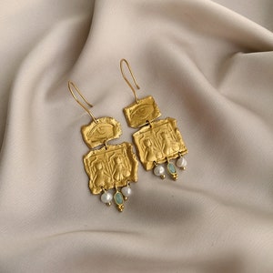 Dangle earrings engraved bu hand and bathed in 24k gold or silver. Made by hand in Paris, France