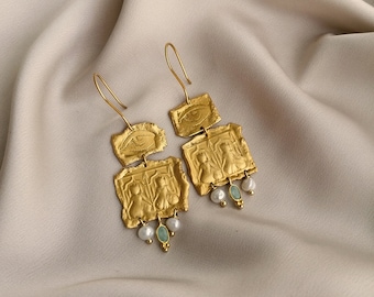 Dangle earrings engraved bu hand and bathed in 24k gold or silver. Made by hand in Paris, France