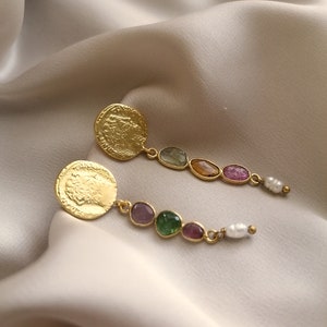 Ancient jewelry inspired earrings with three turmalines, pearls and a roman coin reproduction, bathed in gold or silver, made by hand imagen 8