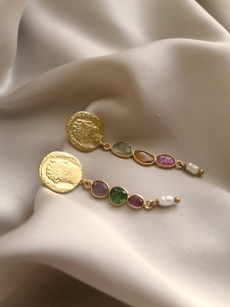 Ancient jewelry inspired earrings with three turmalines, pearls and a roman coin reproduction, bathed in gold or silver, made by hand immagine 8