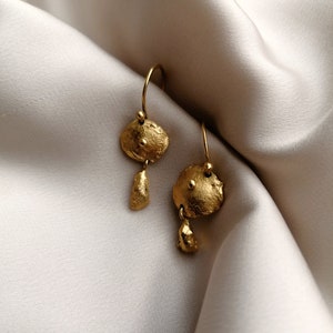 Minimal earrings inspired by ancient Rome, bathed in 24k gold or silver, made by hand in Paris, France