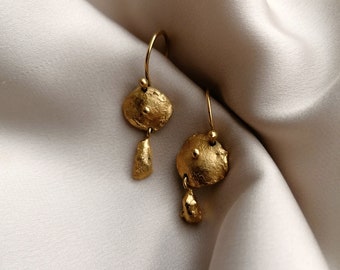 Minimal earrings inspired by ancient Rome, bathed in 24k gold or silver, made by hand in Paris, France