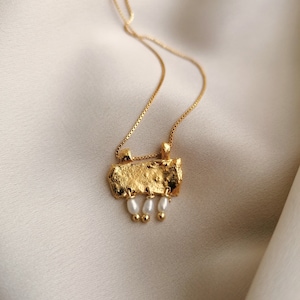 Minimal necklace inspired in ancient jewelry with natural pearls, handmade in Paris, France