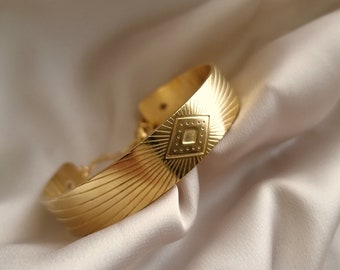 Engraved bracelet with geometric shapes, bathed in gold or silver and made by hand in Paris, France