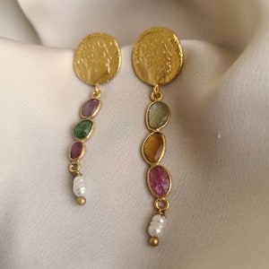 Ancient jewelry inspired earrings with three turmalines, pearls and a roman coin reproduction, bathed in gold or silver, made by hand imagen 2