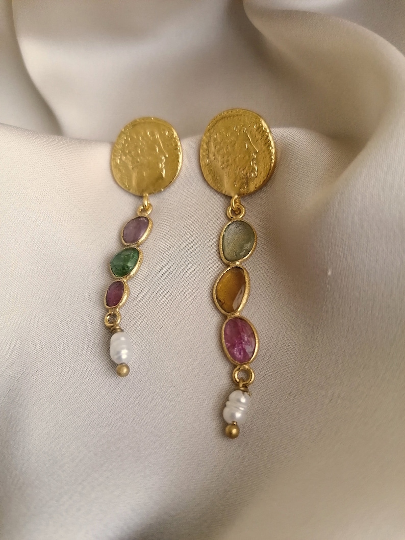 Ancient jewelry inspired earrings with three turmalines, pearls and a roman coin reproduction, bathed in gold or silver, made by hand imagen 2