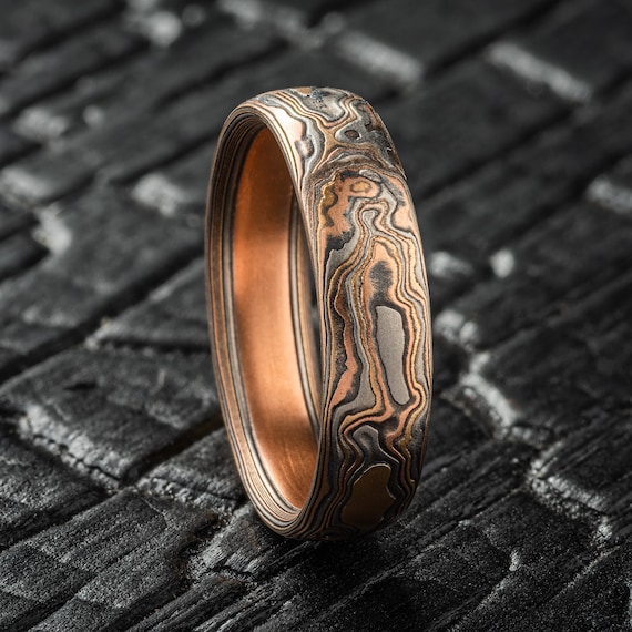 Flat Natural Wood Pattern Damascus Steel Ring with 14K Yellow Gold Rail