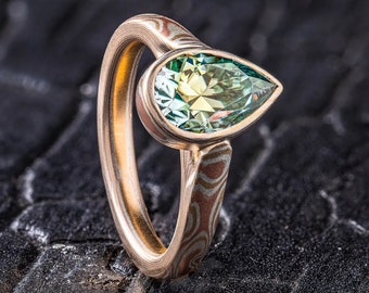 Floating Mokume Bezel Ring mit tropfenförmigem Moissanit