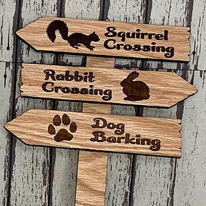 Dog Barking Squirrel Crossing Rabbit Crossing Planter Stake Garden Sign Bunny Plant Pot Deck Decoration Spring Decor Wood Outdoor
