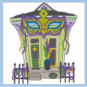 以下が含まれることがあります： マルディグラ用に装飾された緑色の家の刺繍画像。大きなマスクがドアの上に吊り下げられ、家の周りとフェンスにビーズの紐がかけられています。家には黒い屋根と小さなポーチがあります。