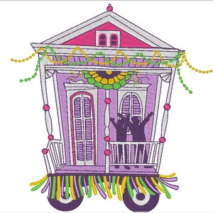以下が含まれることがあります： 白の欄干とバルコニーに2人の人物がいる、紫とピンクの家の形のフロート。フロートは緑と黄色のビーズで飾られており、紫色の車輪が付いています。