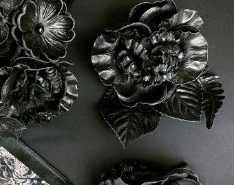 Boutonnière Dakota en cuir noir à fleurs avec épingle