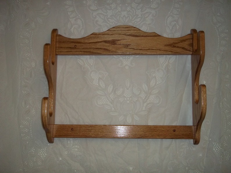 2 Gun Rack Wall mount gun display rack Red oak with walnut or golden oak stain, or unfinished afbeelding 5