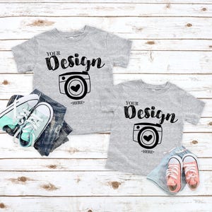 Geschwister Mockup Bella Canvas 3001t Sportlich Heather Shirt Kinder Shirt Flach liegend Kleinkind Shirt Mockup Bruder Schwester Sibling T-Shirt Mockup Bild 1