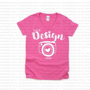ギルダン 5V00L アザレア ヘビーコットン レディース Vネック Tシャツ モックアップ、フラットレイ シャツ モックアップ、モダン シャツ モックアップ Tシャツ モックアップ ギルダン