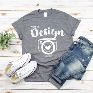 Mockup de camiseta unissex Gildan 5000 Graphite Heather, mockup de camiseta em vista plana, mockup de camiseta moderna, mockup de outono, mockup de camiseta Gildan imagem 1