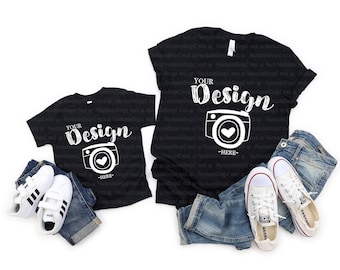 Bella Canvas 3001 + 3001T Svart Mockup | Unisex + Småbarn T-shirt Flat Lay | Familjematchande T-shirts | Mamma och jag Mockup