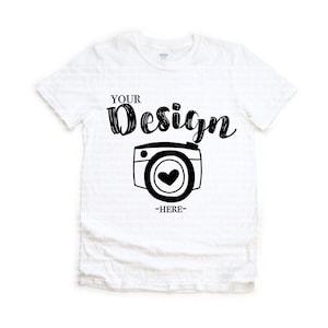 Gildan 64000 Maglietta bianca Flat Lay Mockup Semplice Neutro Boho Flatlay Estetica Tee G640 Maglietta bianca flat lay Mock-up Prodotto reale Mock